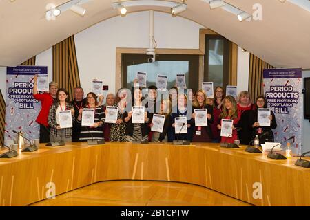 Edimburgo, Regno Unito. 6 novembre 2019.Nella Foto: (7th da sinistra) Monica Lennon MSP - Segretario del gabinetto ombra per la salute E lo sport, membro per la Scozia centrale. Periodo Prodotti (Libera Disposizione) (Scozia) Bill. Sostenitori Del Periodo Products (disposizione libera) (Scozia) Bill si unirà al Segretario del Gabinetto ombra del lavoro scozzese per la salute e lo sport, Monica Lennon MSP per sostenere formalmente la legislazione proposta mentre si imbarca sulla fase Uno del processo legislativo. Credito: Colin Fisher/Alamy Live News. Foto Stock