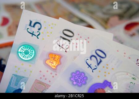 Nuovo denaro polimerico britannico. La banconota da 5, 10, 20 sterline inglesi, rilasciata entro il febbraio 2020 nel Regno Unito. Foto Stock