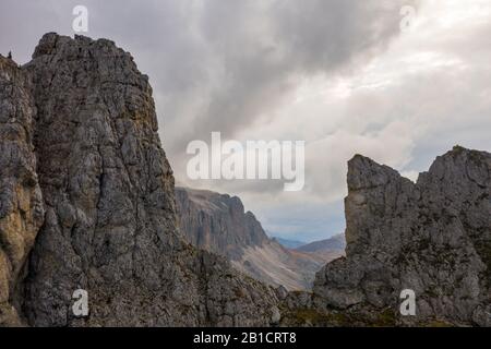 Vista aerea del Brunecker Turm, Sassolungo montagna e passo passo Gardena durante il tramonto. Dolomiti in Alto Adige Foto Stock