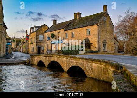 Panetteria sull'Acqua, Villaggio di Bourton-on-the-Water, Gloucestershire, Inghilterra, Regno Unito Foto Stock