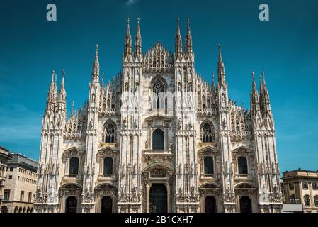 Il famoso Duomo di Milano in una giornata di sole a Milano. Il Duomo di Milano è la chiesa più grande d'Italia e la quinta più grande d'Italia Foto Stock