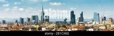 Skyline di Milano, Italia. Panorama della città di Milano con il quartiere degli affari di Porto nuovo. Vista panoramica di Milano in estate dall'alto. Paesaggio urbano di Milano Foto Stock