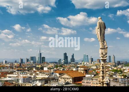 Skyline di Milano con moderni grattacieli nel quartiere degli affari di Porto nuovo in Italia. Vista panoramica dal tetto del Duomo di Milano. Foto Stock