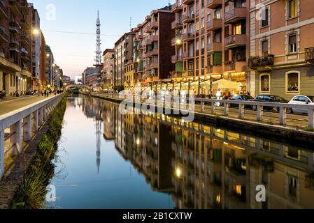 Il canale Naviglio Grande in serata, Milano, Italia. Naviglio Grande è una delle principali attrazioni turistiche di Milano. Vista notturna panoramica di Milano. Ar Foto Stock