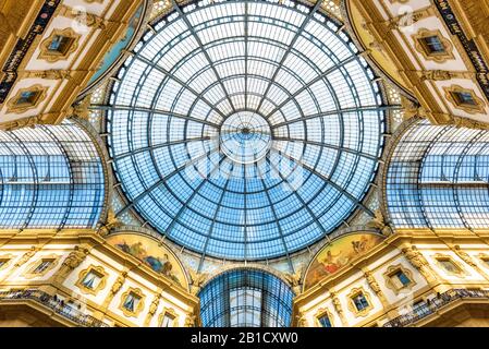 La cupola della Galleria Vittorio Emanuele II sulla Piazza del Duomo nel centro di Milano. Foto Stock