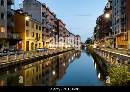 Il canale Naviglio Grande in serata a Milano Foto Stock