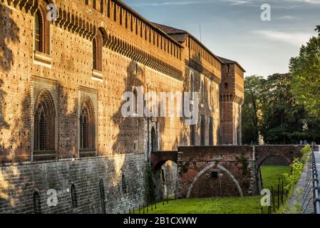 Castello Sforzesco A Milano. Questo castello fu costruito nel 15th secolo da Francesco Sforza, Duca di Milano. Foto Stock