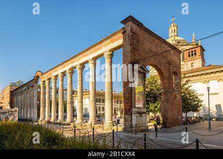 Milano, Italia - 22 maggio 2017: Colonne di San Lorenzo è un gruppo di antiche rovine romane, situate di fronte alla Basilica di San Lorenzo. Foto Stock