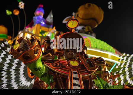 G. 24th Feb, 2020. Rio DE JANEIRO, 24/02/2020 - membro della scuola di Samba SÃÂ£o Clemente durante il secondo giorno della sfilata del Gruppo Speciale al Carnevale di Rio de Janeiro, tenuto presso la Marques de Sapucai Avenue.Foto: Mauricio Almeida Credit: Mauricio Almeida/AM Press/ZUMA Wire/Alamy Live News Foto Stock