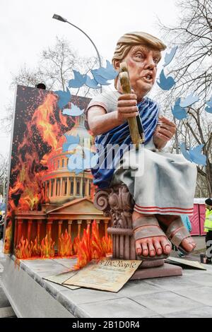 Magonza, Germania. 24th Feb, 2020. Il presidente degli Stati Uniti Donald Trump è raffigurato come imperatore romano Nerone, su un galleggiante nella sfilata del lunedì delle rose di Mainz. Si trova di fronte a un palazzo del governo degli Stati Uniti, che si sputava su una lira. Circa mezzo milione di persone hanno fiancheggiato le strade di Magonza per la tradizionale sfilata del Carnevale di Rose Monday. La lunga sfilata di 9 km con oltre 9.000 partecipanti è una delle tre grandi Sfilate del lunedì delle Rose in Germania. (Foto Di Michael Debets/Pacific Press) Credit: Pacific Press Agency/Alamy Live News Foto Stock