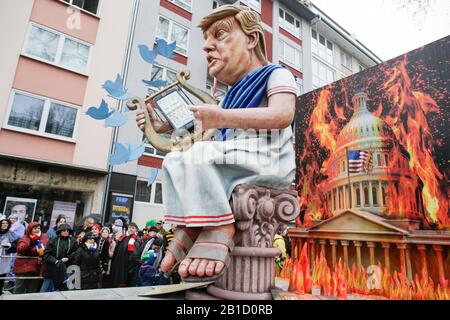 Magonza, Germania. 24th Feb, 2020. Il presidente degli Stati Uniti Donald Trump è raffigurato come imperatore romano Nerone, su un galleggiante nella sfilata del lunedì delle rose di Mainz. Si trova di fronte a un palazzo del governo degli Stati Uniti, che si sputava su una lira. Circa mezzo milione di persone hanno fiancheggiato le strade di Magonza per la tradizionale sfilata del Carnevale di Rose Monday. La lunga sfilata di 9 km con oltre 9.000 partecipanti è una delle tre grandi Sfilate del lunedì delle Rose in Germania. (Foto Di Michael Debets/Pacific Press) Credit: Pacific Press Agency/Alamy Live News Foto Stock