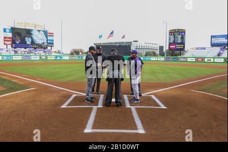 Baton Rouge, LOS ANGELES, Stati Uniti. 23rd Feb, 2020. Il capo allenatore della LSU Paul Mainieri (a destra) e la testa allenatore del Kentucky orientale Edwin Thompson (a sinistra) si incontrano con gli umiri prima dell'azione di baseball NCAA tra i colonnelli dell'Università del Kentucky orientale e le tigri della LSU all'Alex Box Stadium, Skip Bertman Field a Baton Rouge, LOUISIANA. Jonathan Mailhes/Csm/Alamy Live News Foto Stock