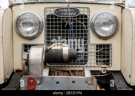 Primo piano Del Classico Veicolo della serie Land Rover con badge ovale, griglia e verricello - Asheville, North Carolina, USA Foto Stock