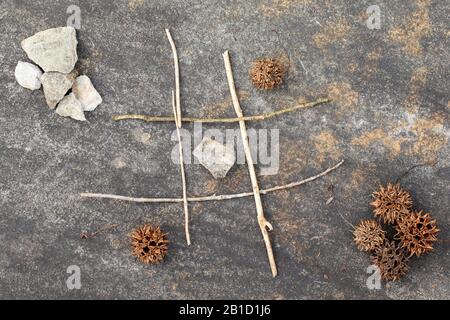 Gioco creativo naturale Tic-tac-TOE - Asheville, Carolina del Nord, Stati Uniti Foto Stock