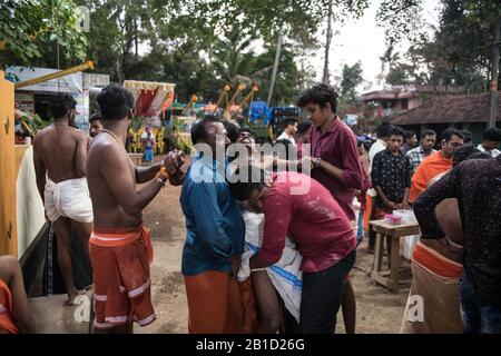 Devoti trafitto con ganci per appendere come un atto ritualistico di devozione, Garudan Thookkam, durante Thaipooyam (Thaipoosam), Kedakulam, Kerala, India. Foto Stock