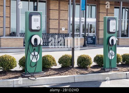 Lancaster, Pennsylvania, USA, 19 febbraio 2020: Stazione di ricarica per auto elettriche all'esterno del negozio di alimentari locale. Foto Stock