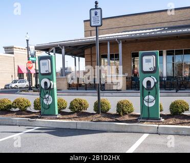 Lancaster, Pennsylvania, USA, 19 febbraio 2020: Stazione di ricarica per auto elettriche all'esterno del negozio di alimentari locale. Foto Stock