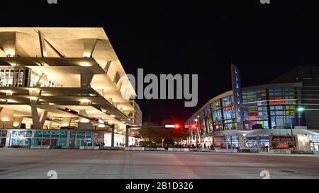 Miami Beach, Florida - 17 febbraio 2020 - 1111 struttura parcheggio Lincoln Road e cinema Regal South Beach all'ingresso del Lincoln Road Mall di notte. Foto Stock