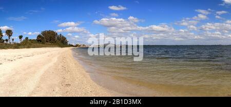 Ponte Sanibel Causeway sullo sfondo del Causeway Islands Park su Sanibel in Florida. Foto Stock