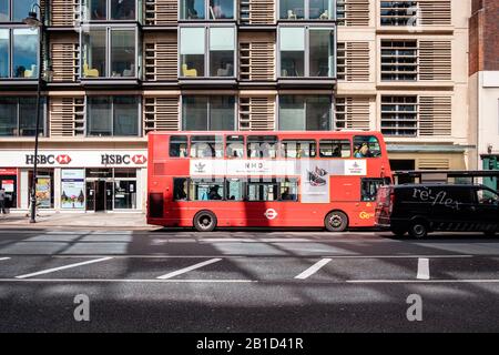 Un iconico autobus rosso a due piani su una strada a Londra, Inghilterra Foto Stock