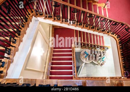 Scalinata verso il seminterrato del grande magazzino Fortnum & Mason a Londra, Inghilterra Foto Stock