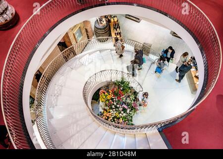 Scala a chiocciola nel grande magazzino Fortnum & Mason, Londra, Regno Unito. Foto Stock