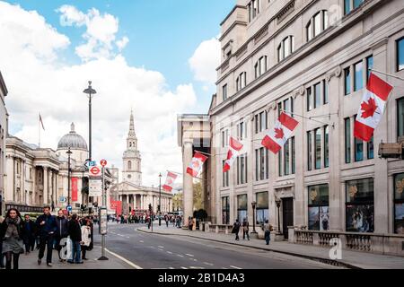 Bandiere canadesi fuori dalla Canada House, Trafalgar Square, Londra, Inghilterra. Foto Stock