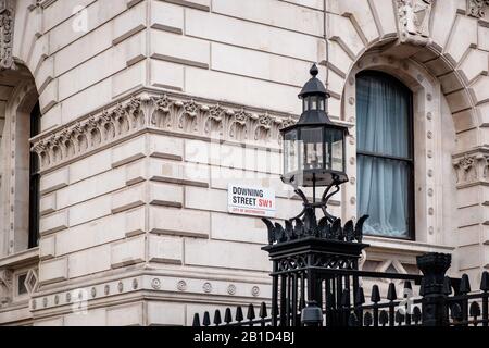 Struttura alberghiera d'epoca con design classico con lampione stradale, Downing Street, Londra, Inghilterra Foto Stock