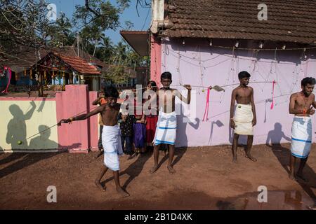 I devoti che tengono le lance nelle loro bocche trafitto (Kavadi Aattam) come atto di devozione durante il Thaipooyam, o Thaipoosam, Festival a Kedakulam, Kerala. Foto Stock