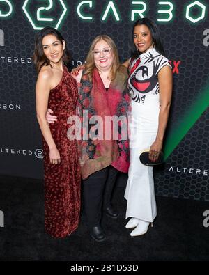 New York, NY - 24 febbraio 2020: LELA Loren, Alison Schapker, Renee Elise Goldsberry partecipa a Netflix sci-fi Altered Carbon Season 2 premiere presso AMC Lincoln Square Foto Stock