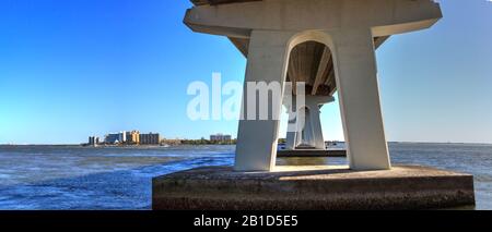 Sotto il ponte Sanibel Causeway del Causeway Islands Park su Sanibel in Florida. Foto Stock