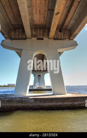 Sotto il ponte Sanibel Causeway del Causeway Islands Park su Sanibel in Florida. Foto Stock