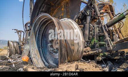 trattore bruciato vicino Foto Stock