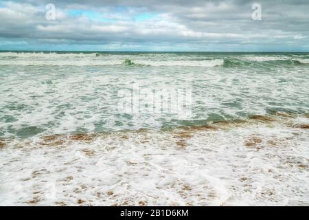 Bella stagione. Oceano tempestoso e cielo nuvoloso. Scena tranquilla, spiaggia vuota, vacanza, concetto di relax. Foto Stock