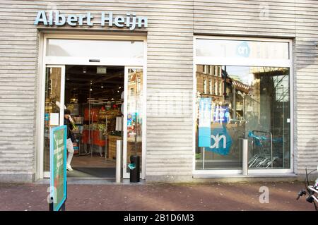 Arnhem, Paesi Bassi - 21 gennaio 2020: Ingresso di un supermercato Albert Heijn. Albert Heijn è la più grande e famosa catena di supermercati olandese Foto Stock