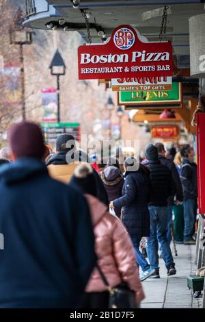 Banff, CANADA - 15 FEBBRAIO 2020 : Boston Pizza segno sulla trafficata Banff Avenue in Alberta, Canada. La catena di ristoranti canadese, conosciuta anche come BP e The Gour Foto Stock