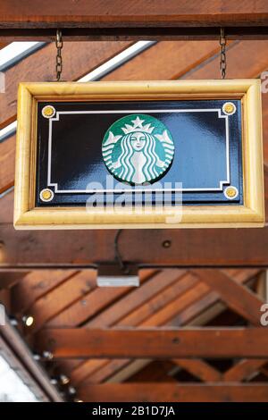 Banff, CANADA - 15 FEBBRAIO 2020 : segno Starbucks sulla trafficata Banff Avenue in Alberta, Canada. Foto Stock