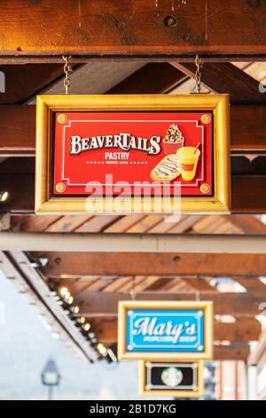 Banff, CANADA - 15 FEBBRAIO 2020 : famoso ristorante BeaverTails basato sul Canada con il suo segno sulla trafficata Banff Avenue in Alberta, Canada. Foto Stock