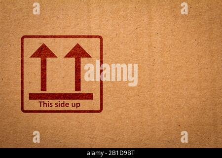 Questo segno Di Lato in su in una scatola di imballaggio. Freccia che indica il modo corretto di spedire/conservare la confezione. Foto Stock