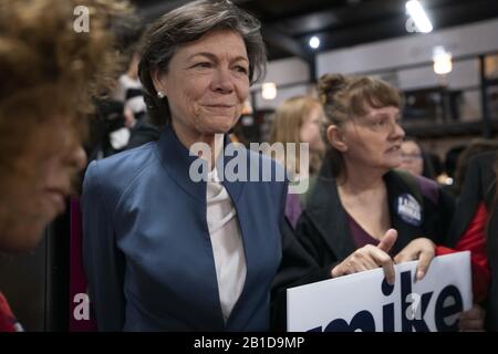 Houston, Texas, Stati Uniti. 24th Feb, 2020. A lungo Michael Bloomberg compagno DIANA TAYLOR, c, pone con gli elettori a Houston ad una Women per Mike rally centro. Taylor sta inciampando per l'ex sindaco di New York in Texas, un premio critico per il Super Tuesday nelle elezioni primarie democratiche della prossima settimana. Credito: Bob Daemmrich/Zuma Wire/Alamy Live News Foto Stock