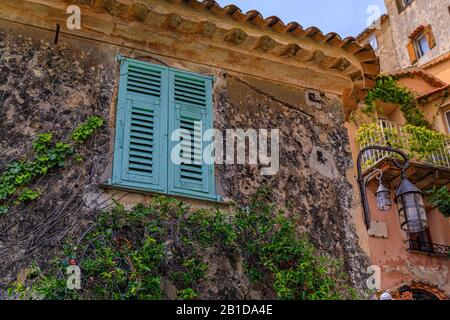 Esterno in pietra di vecchi edifici su strade strette nella pittoresca città medievale di Eze Village nel sud della Francia, lungo il Mar Mediterraneo Foto Stock