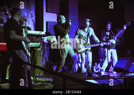 Samara, Russia - 14 febbraio 2020: Gruppo rock sconosciuto sul palco di un bar o night club. La gente balla di fronte al palco. Messa a fuoco morbida Foto Stock