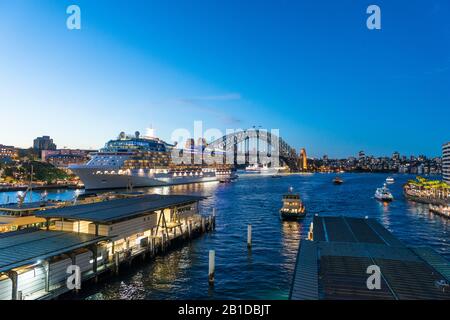 Porto di Sydney - 20 aprile 2017 - Vista Di Circular Quay con ormeggiate Celebrity Solstice Ocean Liner e Sydney Harbour Bridge. Foto Stock