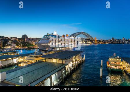 Porto di Sydney - 20 aprile 2017 - Vista Di Circular Quay con ormeggiate Celebrity Solstice Ocean Liner e Sydney Harbour Bridge. Foto Stock