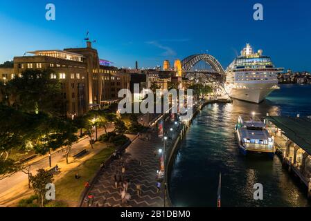 Porto di Sydney - 20 aprile 2017 - Vista Di Circular Quay con ormeggiate Celebrity Solstice Ocean Liner e Sydney Harbour Bridge. Foto Stock