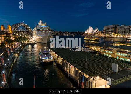 Porto di Sydney - 20 aprile 2017 - Vista Di Circular Quay con ormeggiate Celebrity Solstice Ocean Liner e Sydney Harbour Bridge. Foto Stock