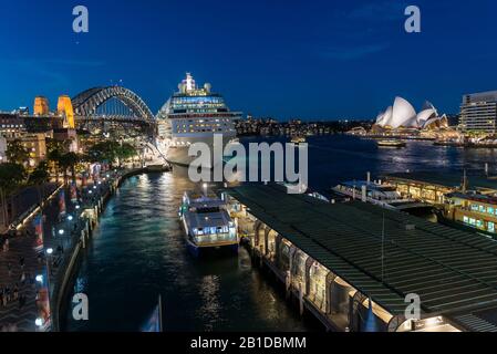 Porto di Sydney - 20 aprile 2017 - Vista Di Circular Quay con ormeggiate Celebrity Solstice Ocean Liner e Sydney Harbour Bridge. Foto Stock