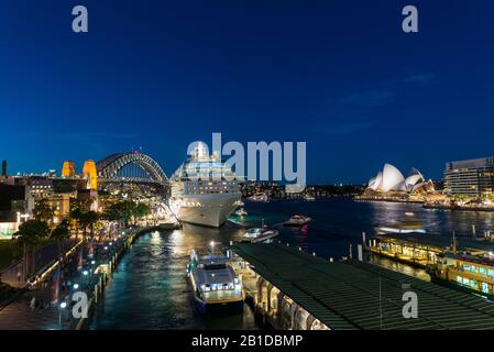 Porto di Sydney - 20 aprile 2017 - Vista Di Circular Quay con ormeggiate Celebrity Solstice Ocean Liner e Sydney Harbour Bridge. Foto Stock