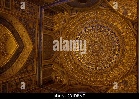 L'interno del Tilya-Kori Madrasah al Registan, Samakand, Uzbekistan Foto Stock