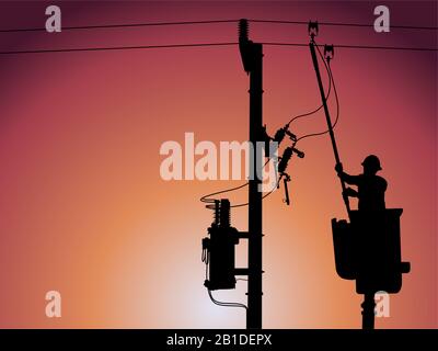 Silhouette di supporto Power Lineman sul carrello della benna e chiusura di un trasformatore monofase su linee elettriche ad alta tensione energizzate. Foto Stock